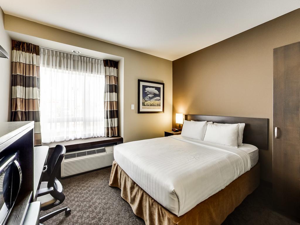 Microtel Inn & Suites By Wyndham Red Deer Room photo