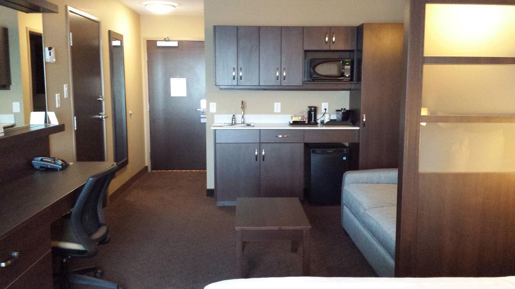 Microtel Inn & Suites By Wyndham Red Deer Room photo