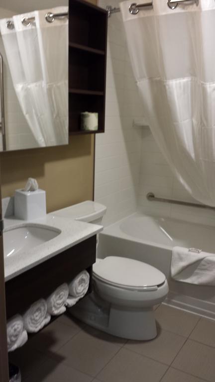 Microtel Inn & Suites By Wyndham Red Deer Room photo