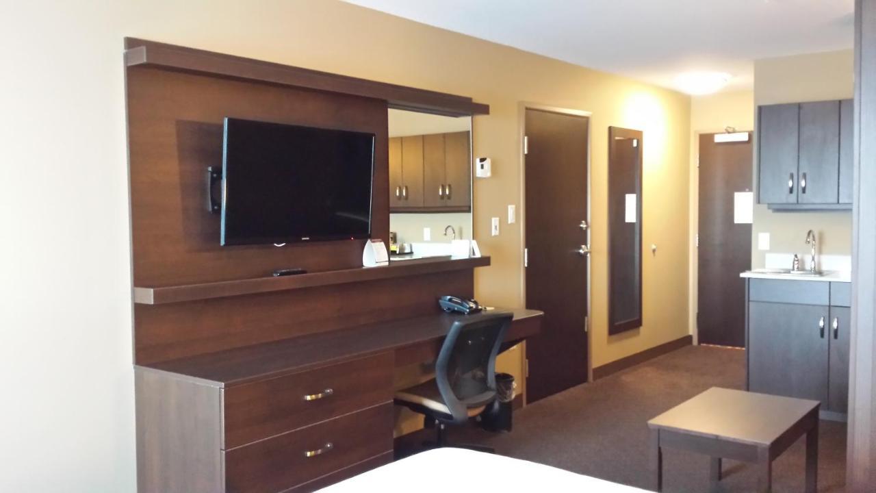 Microtel Inn & Suites By Wyndham Red Deer Room photo
